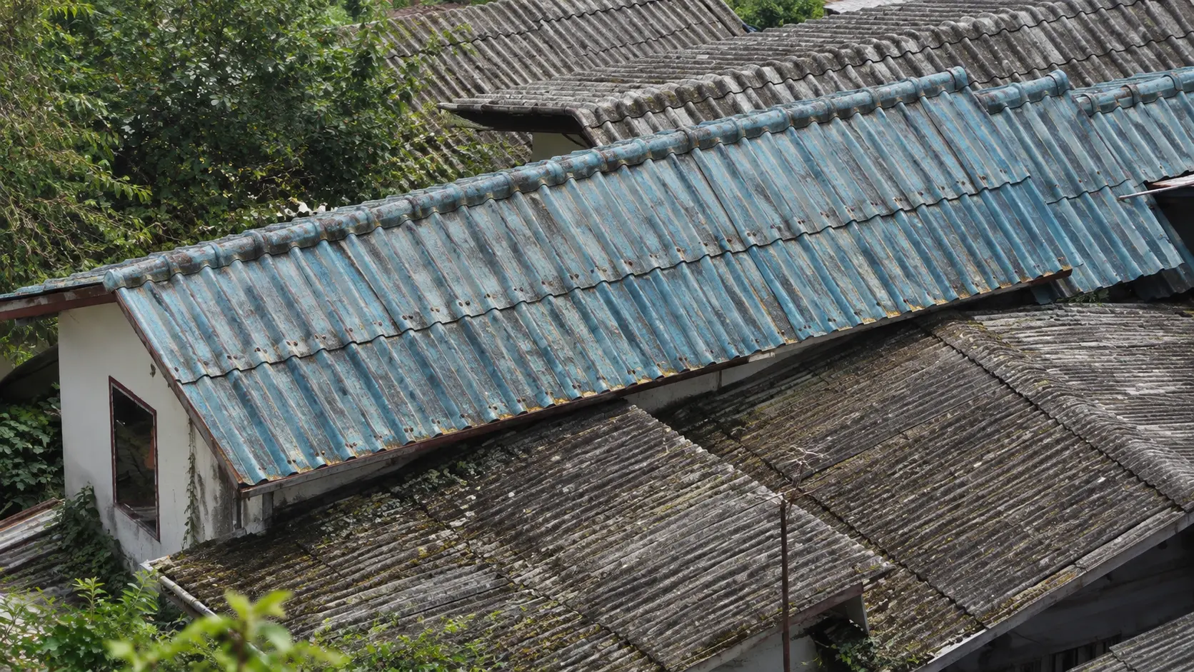 Toiture avant rénovation à Petit-Bourg, Guadeloupe